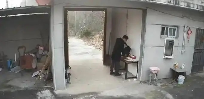 Người đàn ông quỳ lạy trước căn nhà cũ, câu chuyện đằng sau gây nghẹn lòng Ảnh 1