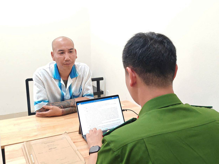 Cơ quan Công an làm việc với Phú Lê. Ảnh: Công an TP Hà Nội