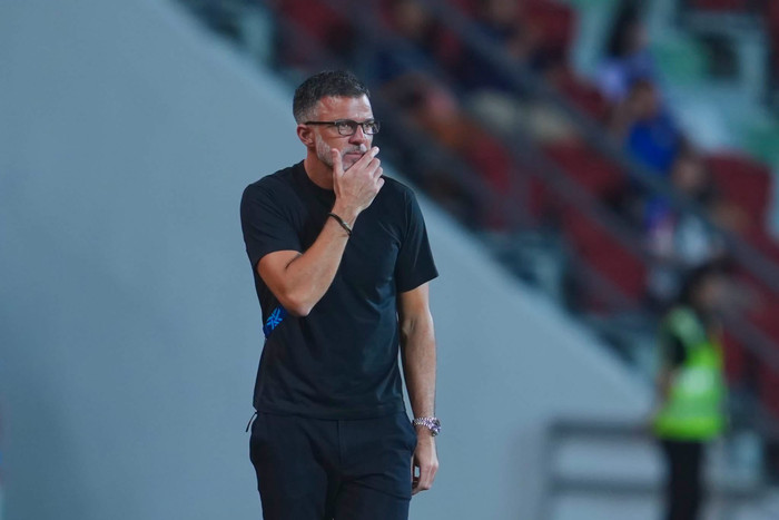HLV Anthony Hudson thừa nhận tuyển Thái Lan đã có màn trình diễn đáng thất vọng khi để Singapore thắng 2-1 ở bán kết lượt về AFF Cup 2026. Ảnh: FAT