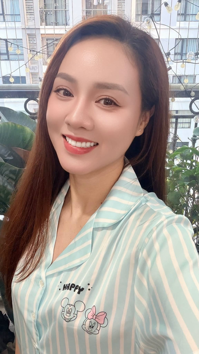 Bà xã Công Lý cho biết điều cô hướng tới ở hiện tại là cuộc sống bình yên, tập trung cho công việc và gia đình. Ảnh: FBNV.