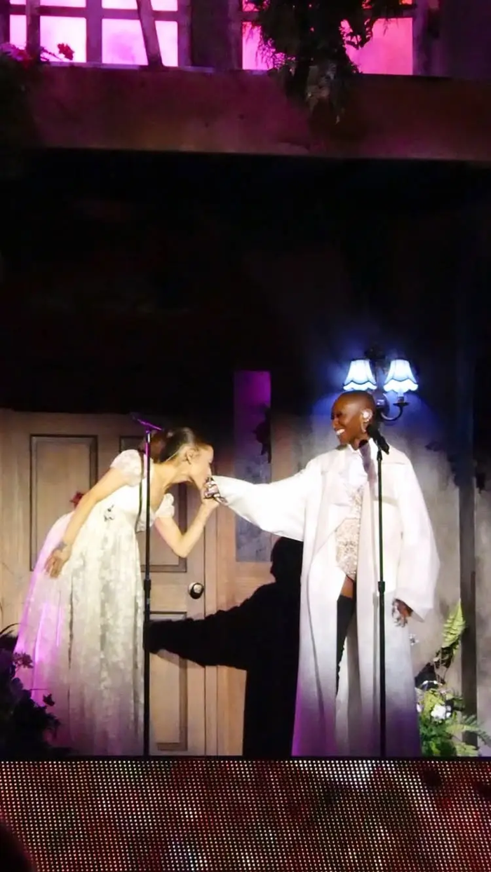 Mối quan hệ giữa Ariana Grande và Cynthia Erivo trở nên đặc biệt thân thiết sau quá trình cùng thực hiện Wicked.