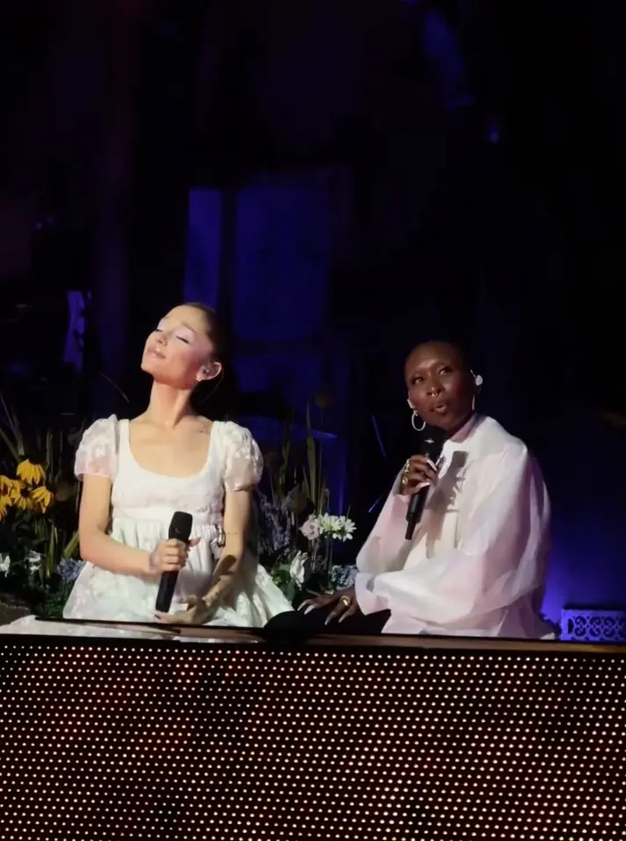 Ariana Grande tiếp tục có động thái dập tan những tin đồn liên quan đến mối quan hệ với Cynthia Erivo.