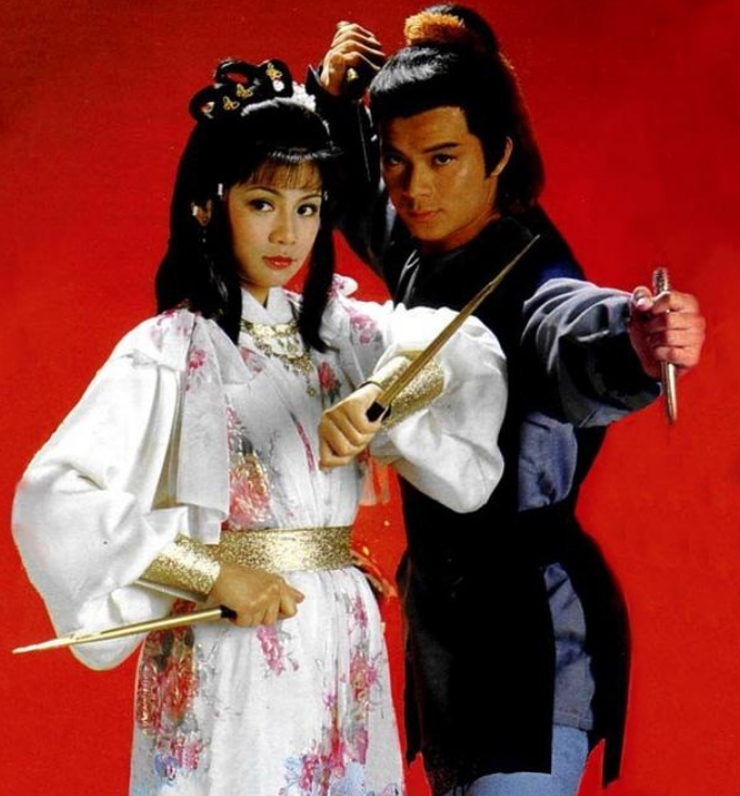 Phiên bản Anh Hùng Xạ Điêu do TVB sản xuất năm 1983 được xem là một trong những tác phẩm kinh điển nhất của dòng phim Kim Dung. Huỳnh Nhật Hoa đảm nhận vai Quách Tĩnh, còn Ông Mỹ Linh hóa thân thành Hoàng Dung. Quách Tĩnh chất phác, trung hậu kết hợp với Hoàng Dung thông minh, tinh nghịch tạo nên một cặp đôi kinh điển. Đặc biệt, diễn xuất tự nhiên và giàu sức sống của Ông Mỹ Linh giúp Hoàng Dung trở thành hình tượng gần như không thể thay thế.