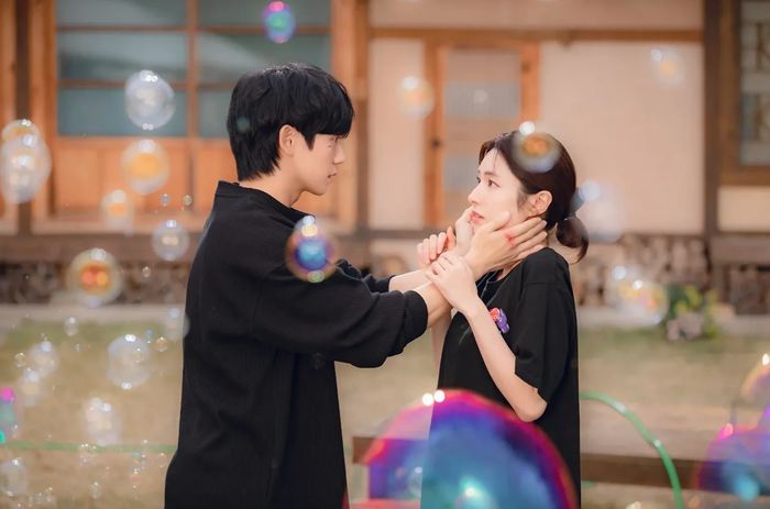 Vướng tranh cãi xoay quanh nữ chính, Our Sticky Love vẫn giữ sức hút mạnh trên Netflix.