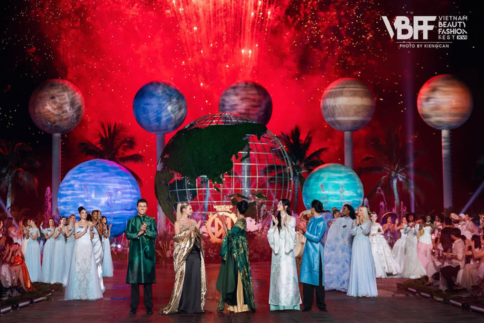 111 thí sinh Miss World trong phần thi Top Model.