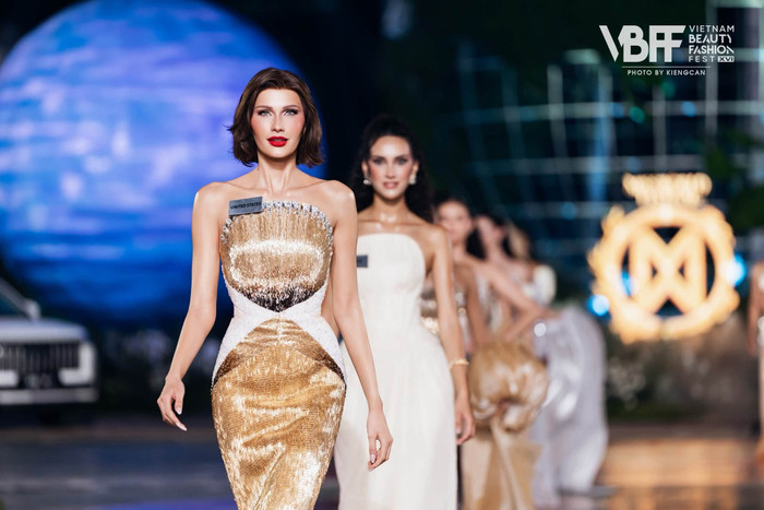 Các thí sinh Miss World trình diễn tại phần thi Top Model.