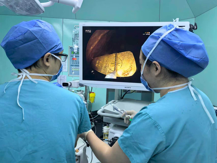 Bé gái 5 tuổi nuốt thỏi vàng 50 gram vào bụng, bác sĩ kinh ngạc khi siêu âm Ảnh 2