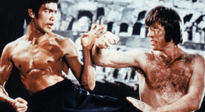 Lý Tiểu Long và Chuck Norris tạo nên một trong những màn đối đầu kinh điển nhất lịch sử phim võ thuật trong Mãnh Long Quá Giang. Ảnh: Weibo.