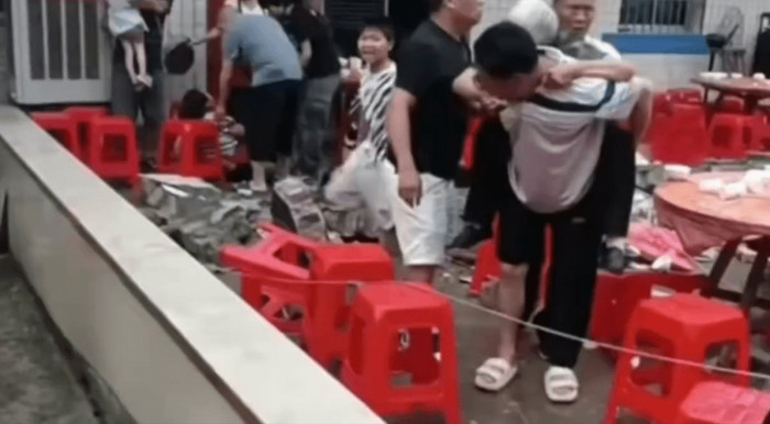 Bức tường nhà đổ sập tại tiệc mừng con đậu đại học, 5 người tử vong thương tâm Ảnh 1