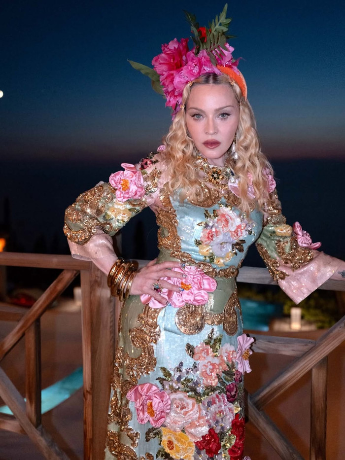 Madonna lộng lẫy trong thiết kế váy mạ vàng mừng sinh nhật tuổi mới. Ảnh: IGNV