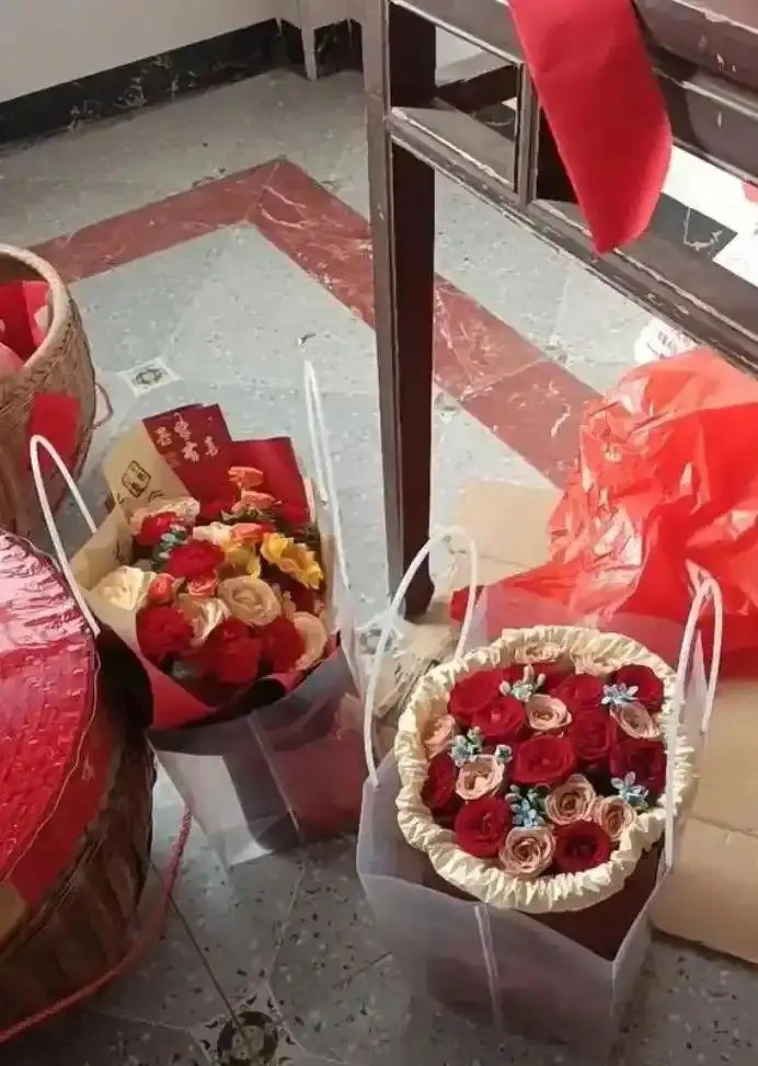 Chú rể mang hơn 800 triệu tiền mặt đựng trong giỏ tre đến lễ đính hôn, nhìn kỹ ai cũng bất ngờ Ảnh 4