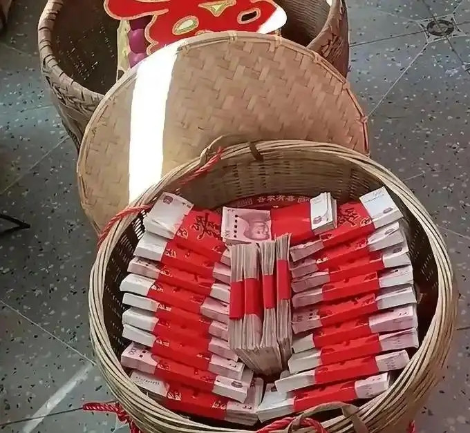 Chú rể mang hơn 800 triệu tiền mặt đựng trong giỏ tre đến lễ đính hôn, nhìn kỹ ai cũng bất ngờ Ảnh 2