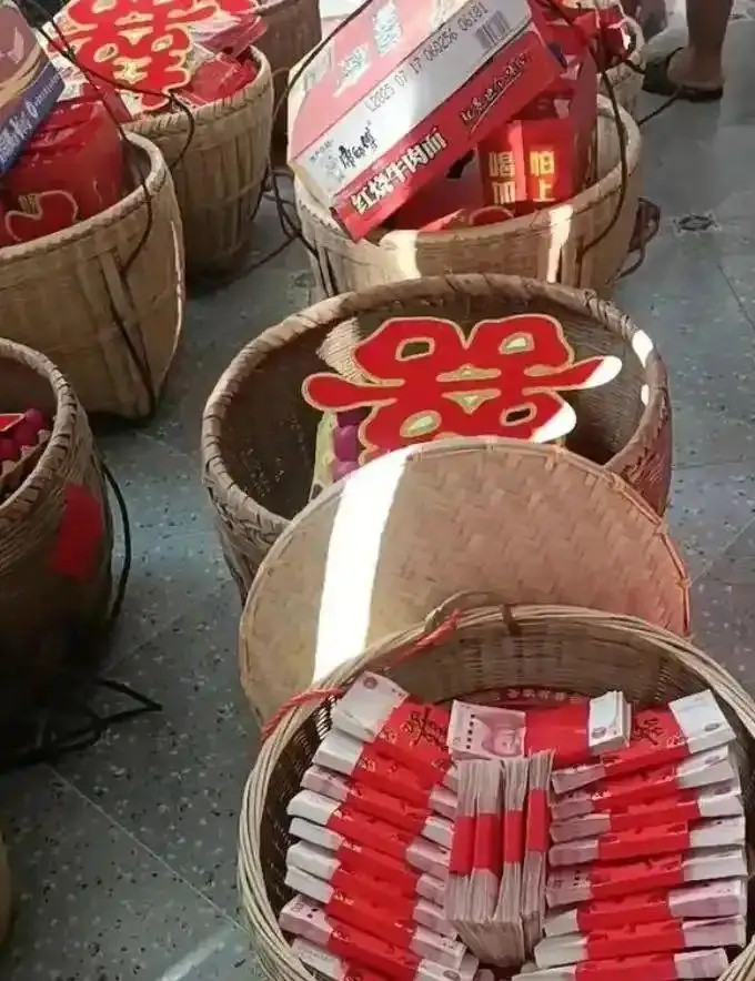 Chú rể mang hơn 800 triệu tiền mặt đựng trong giỏ tre đến lễ đính hôn, nhìn kỹ ai cũng bất ngờ Ảnh 1
