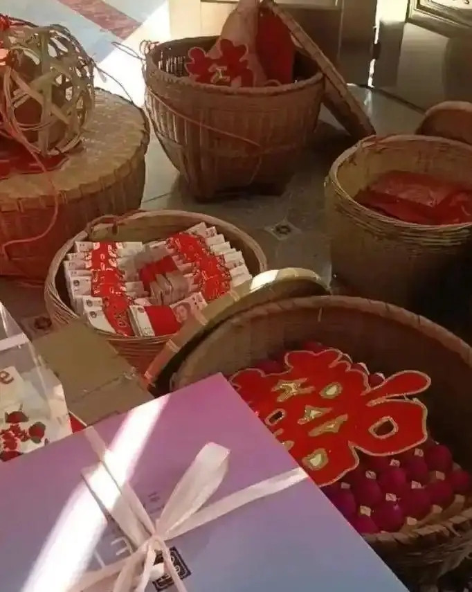 Chú rể mang hơn 800 triệu tiền mặt đựng trong giỏ tre đến lễ đính hôn, nhìn kỹ ai cũng bất ngờ Ảnh 3