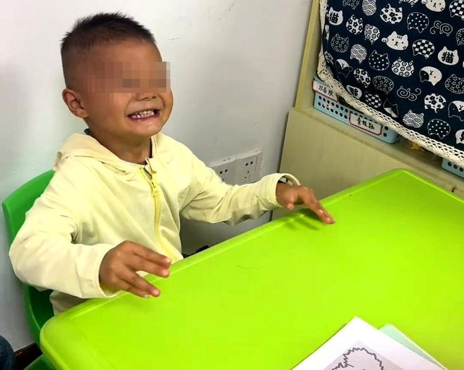 Con trai tự kỷ được tìm thấy sau 4 ngày mất tích, gia đình làm tiệc 350 bàn để làm một việc Ảnh 1