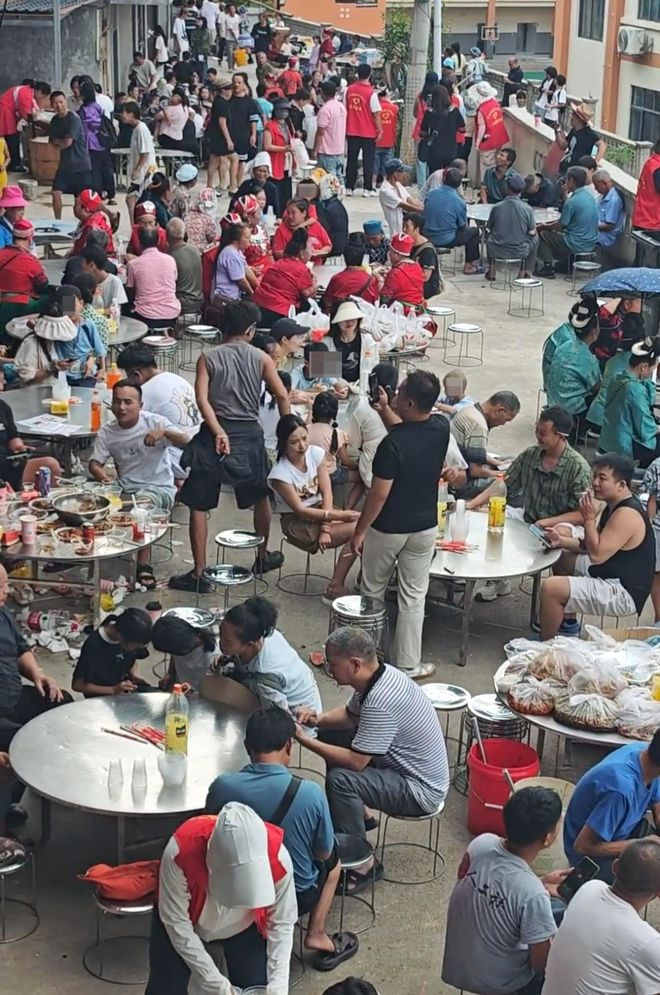Con trai tự kỷ được tìm thấy sau 4 ngày mất tích, gia đình làm tiệc 350 bàn để làm một việc Ảnh 3