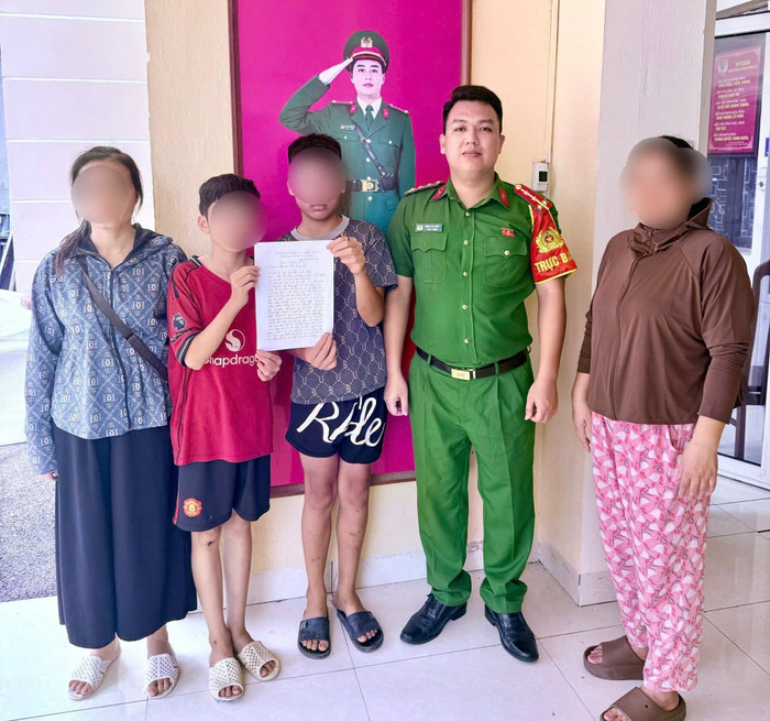 2 cháu bé đi lạc may mắn được cơ quan chức năng hỗ trợ đưa về với gia đình an toàn. Ảnh: Công an TP Hà Nội