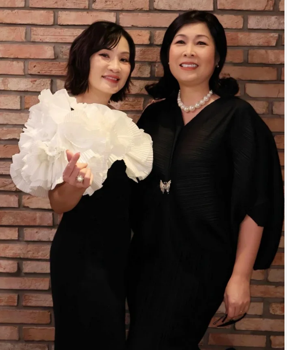 NSND Hồng Vân và nghệ sĩ Hồng Đào đã đồng hành cùng nhau gần 40 năm. (Ảnh: FBNV)