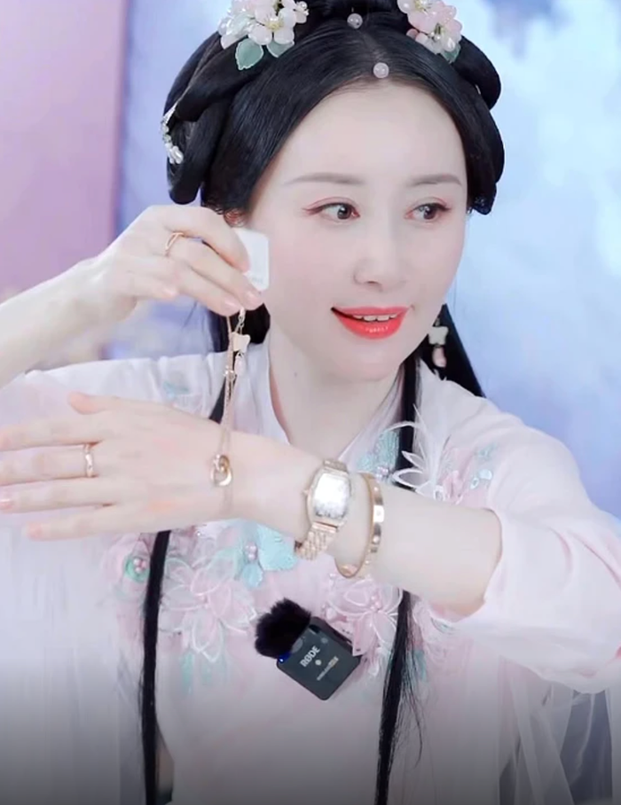 Thư Sướng livestream bán hàng 13 tiếng mỗi ngày. Ảnh: Sohu