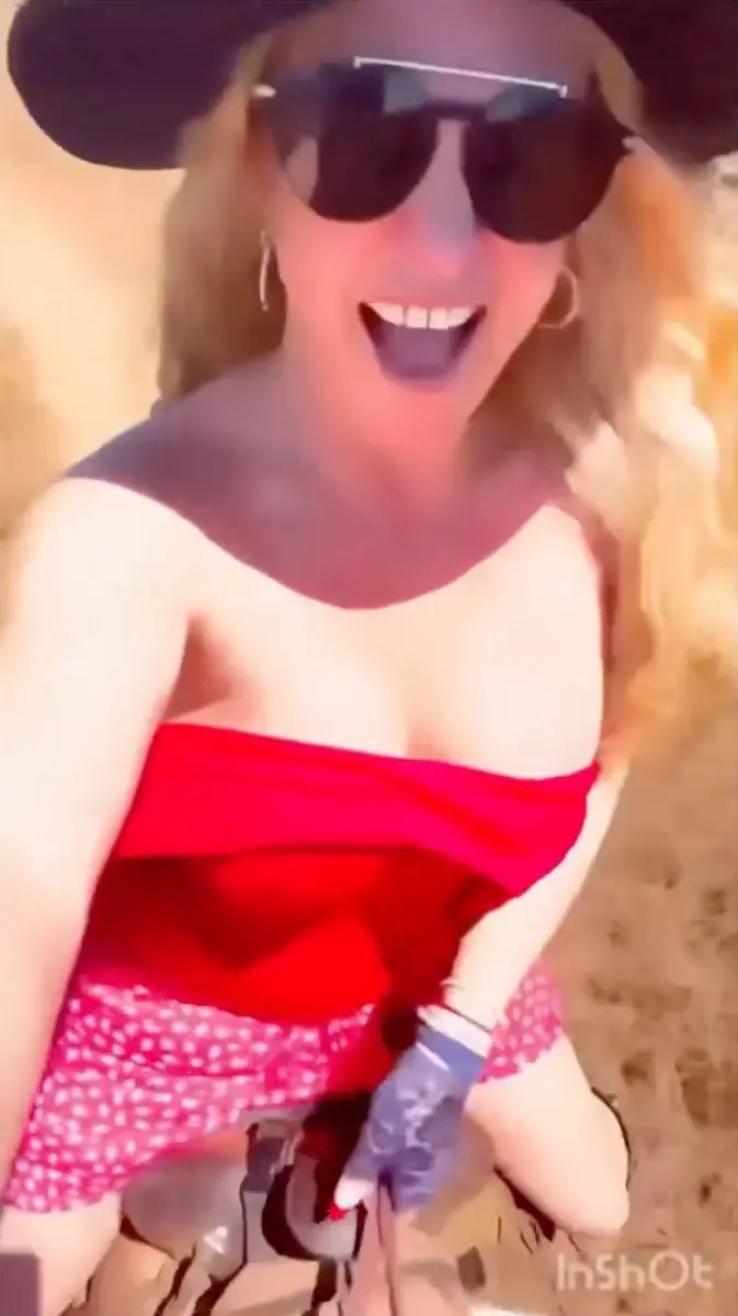 Britney Spears tiếp tục trở thành tâm điểm chú ý khi chia sẻ đoạn video ghi lại khoảnh khắc cưỡi ngựa trên trang cá nhân.