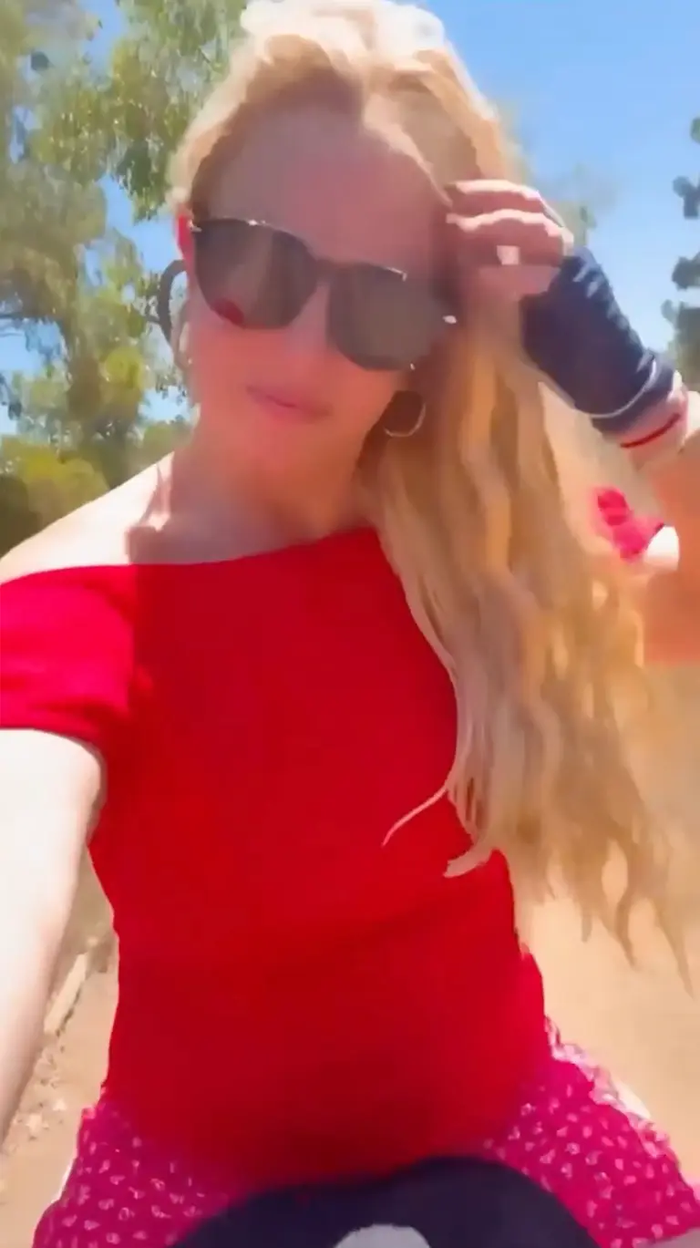 Britney Spears gặp sự cố trang phục khi đang cưỡi ngựa Ảnh 1