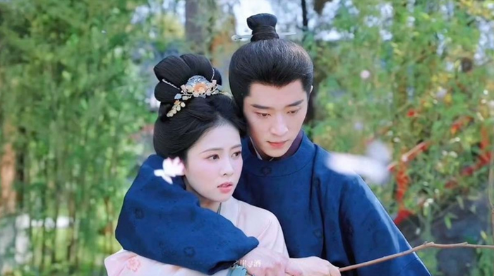 Được chuyển thể từ tiểu thuyết Thịnh Thế Đích Phi của Phượng Khinh, Mạc Ly là một trong những bộ phim cổ trang nổi bật với mô-típ 'cưới trước yêu sau'. Phim do Lâm Ngọc Phân làm tổng đạo diễn, quy tụ Bạch Lộc và Thừa Lỗi trong vai chính, phát sóng trên Tencent Video. Nhân vật Diệp Ly bị ép gả cho Định vương Mặc Tu Nghiêu - cựu chiến thần lừng danh nhưng mang thương tật sau những biến cố chính trị. Cuộc hôn nhân của họ khởi đầu bằng những màn đấu trí khi cả hai đều che giấu mục đích riêng. Trong quá trình cùng nhau chấn chỉnh vương phủ, đối đầu các thế lực triều đình và thực hiện kế hoạch báo thù, họ dần trở thành những người đồng hành đáng tin cậy. Sự kết hợp giữa quyền đấu, mưu lược và tuyến tình cảm phát triển tự nhiên giúp bộ phim duy trì sức nóng trên màn ảnh.