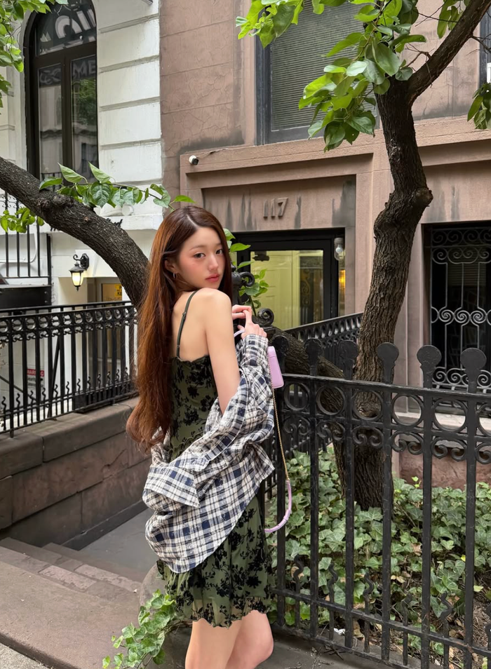 Ở những bức ảnh khác, nữ thần tượng tạo dáng trên các con phố với thần thái chẳng khác nào đang thực hiện một bộ ảnh thời trang.