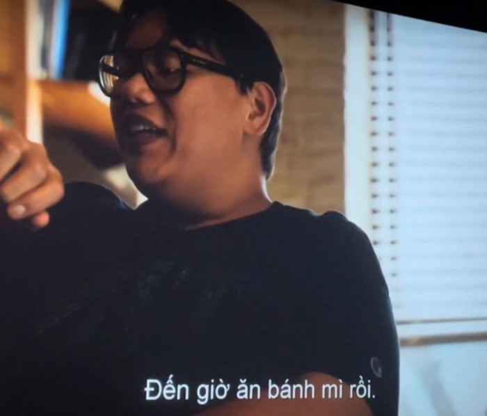 Các diễn viên phát âm cụm từ 'bánh mì' chuẩn tiếng Việt thay vì dùng từ ngữ tiếng Anh thông thường. Ảnh: NSX&nbsp;