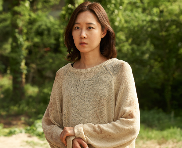 Gong Hyo Jin hóa thân thành Jang Ju, người chị cả luôn đặt gia đình lên trên bản thân trong “The Journey to Gyeongju”.