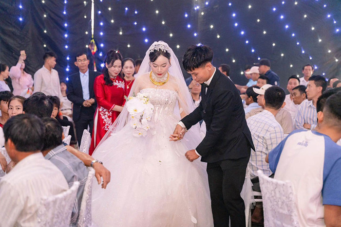 Cô giáo Nguyễn Linh - bà xã của cầu thủ Hồ Văn Cường.
