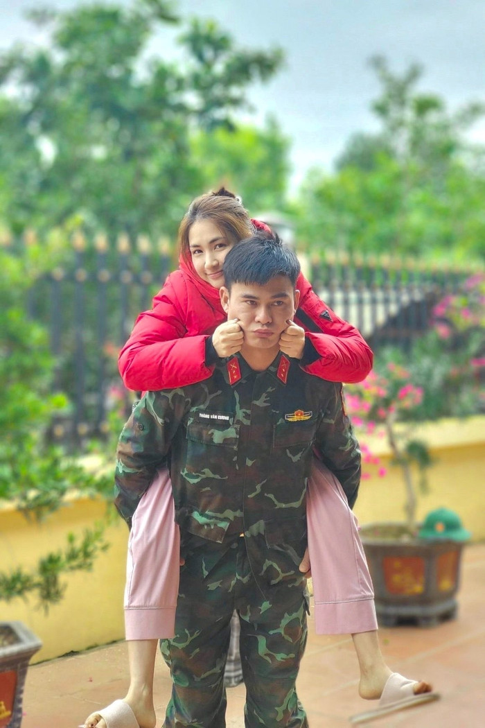 Ca sĩ Hòa Minzy và chồng sắp cưới - Đại úy Văn Cương.