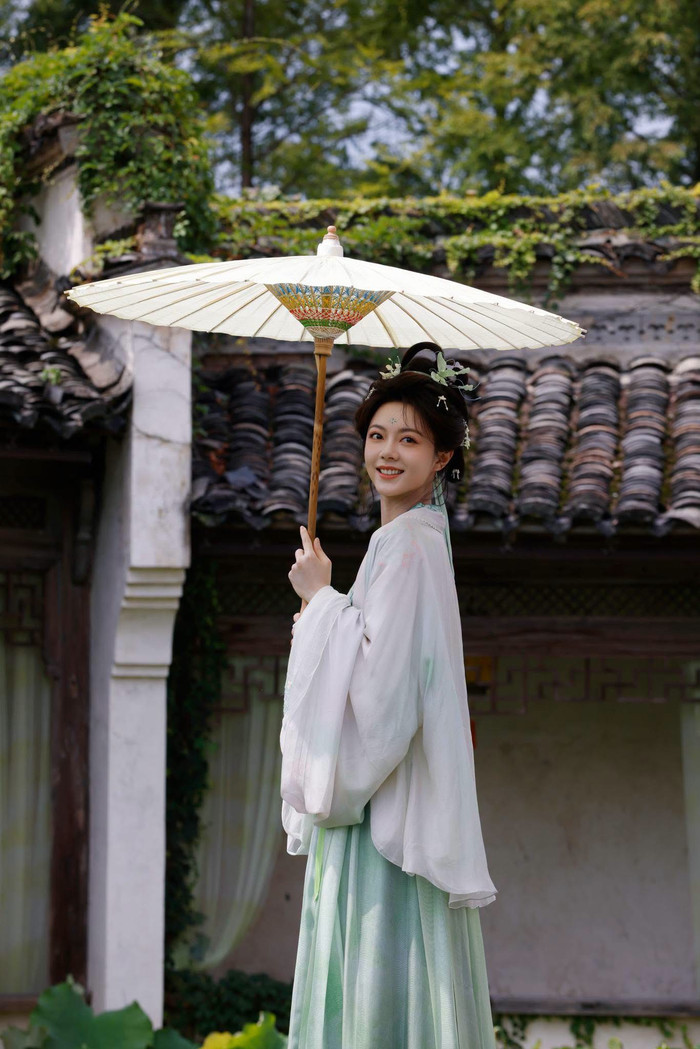 Triệu Kim Mạch gây ấn tượng với hình tượng hai thân phận trong Nhất Niệm Giang Nam. Ảnh: Weibo.