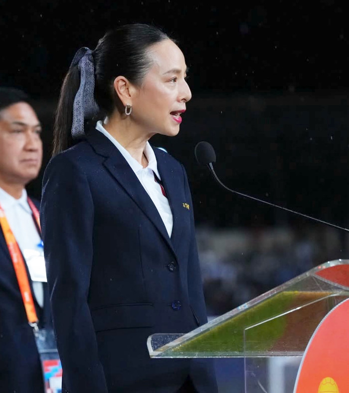 Chủ tịch Liên đoàn Bóng đá Thái Lan, Madam Pang, tuyên bố sẽ thưởng 2 triệu baht (khoảng 2 tỷ đồng) nếu tuyển Thái Lan giành ngôi nhất bảng B để vào bán kết AFF Cup 2026. Ảnh: FAT