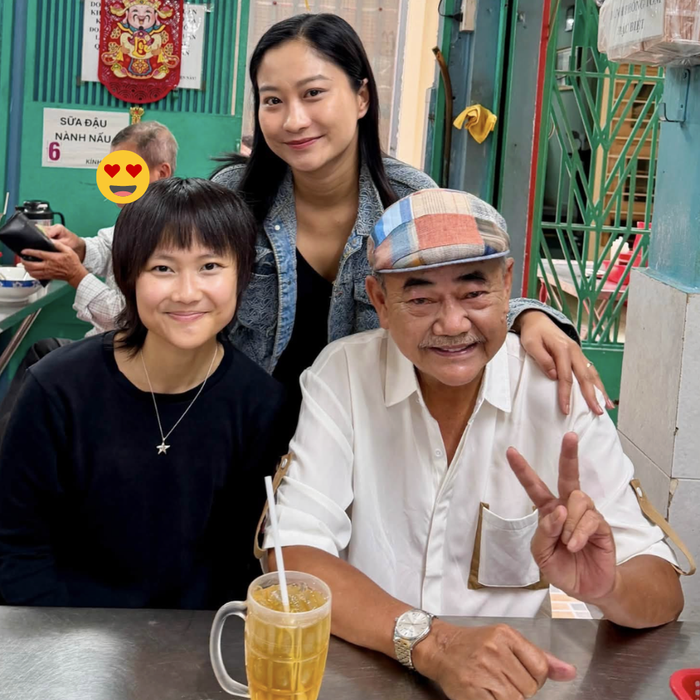 NSND Việt Anh lộ rõ niềm hạnh phúc khi vợ kém tuổi và con gái hoà thuận, vui vẻ trong lần gặp mặt gần nhất. Ảnh: FBNV