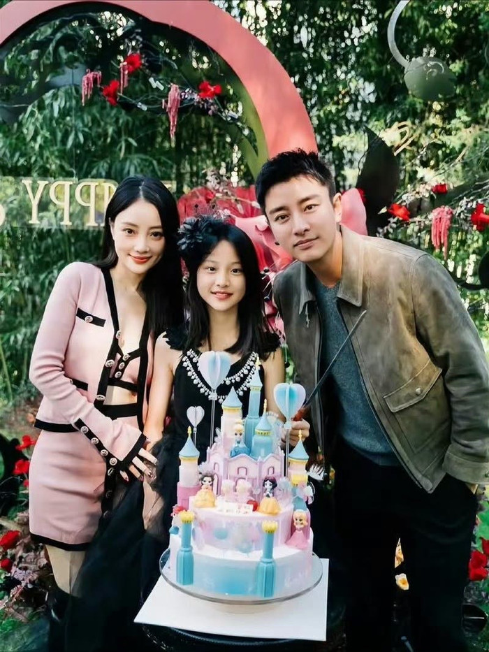 Lý Tiểu Lộ và chồng cũ vẫn giữ mối quan hệ văn minh sau ly hôn. Ảnh: Weibo