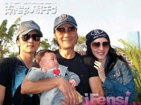 Sau sự ra đi của Tạ Hiền, Trương Bá Chi lặng lẽ đổi ảnh đại diện sang màu đen để bày tỏ lòng tiếc thương người cha chồng cũ. Ảnh: Sohu.