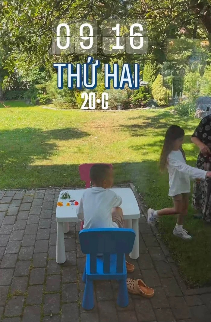 Lisa và Leon thỏa thích chạy nhảy, vui đùa ở khu vườn nhà nội tại Thụy Điển.