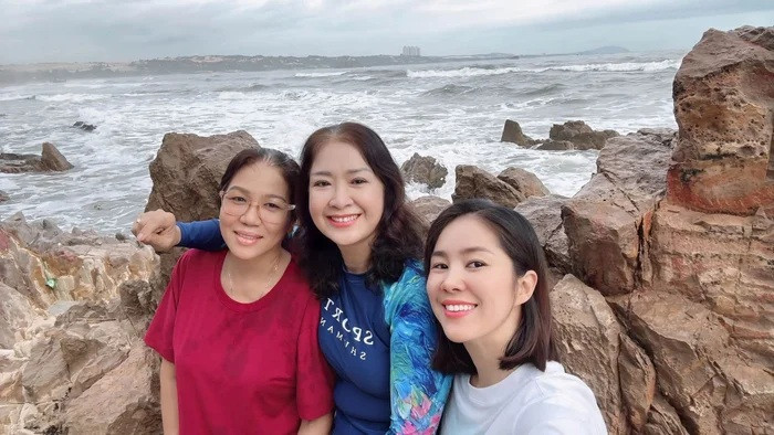 Lê Phương đưa mẹ ruột về quê thăm sui gia.&nbsp;