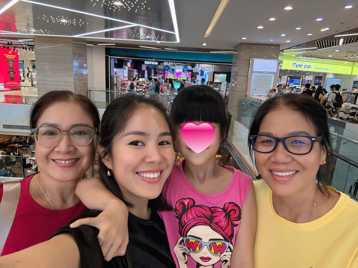 Lê Phương đưa mẹ chồng đi chơi.
