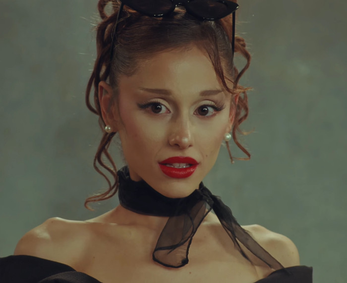 MV Petal: Khi Ariana Grande tuyên chiến với chính 'người hâm mộ' Ảnh 2