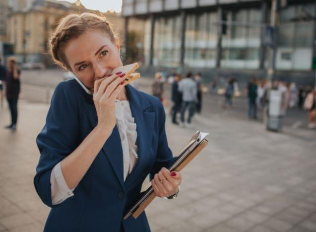 Vì sao cơ thể dễ mệt vào buổi chiều? 4 thói quen có thể là nguyên nhân Ảnh 1