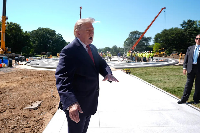 Tổng thống Mỹ Donald Trump đã xác nhận việc tạm dừng áp thuế đối với Canada khi ông phát biểu trước các phóng viên bên ngoài Nhà Trắng.&nbsp; Ảnh AP/Manuel Balce Ceneta.