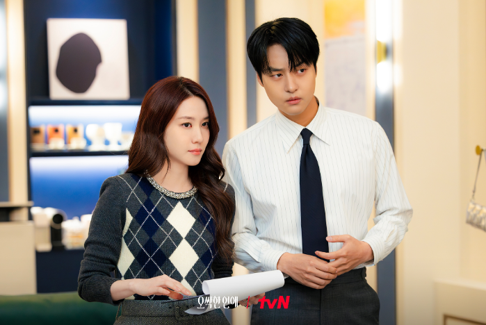 Cheon Yeo Ri do Park Eun-bin thủ vai là người thừa kế một khách sạn và đã có khả năng nhìn thấy ma từ khi còn nhỏ. Năng lực đặc biệt này khiến cô luôn thận trọng và không dám dễ dàng thân thiết với người khác. Ma Kang Wook do Yang Se-jong thủ vai là một công tố viên sắc sảo. Cuộc sống của anh bất ngờ thay đổi sau khi gặp Yeo Ri. Khi cả hai phát hiện năng lực siêu nhiên của Yeo Ri có thể giúp giải quyết những vụ án bí ẩn, họ trở thành một cặp đôi bất đắc dĩ. Những câu chuyện về ma quỷ, các cuộc điều tra án mạng và một chuyện tình bất ngờ cùng đan xen.&nbsp;