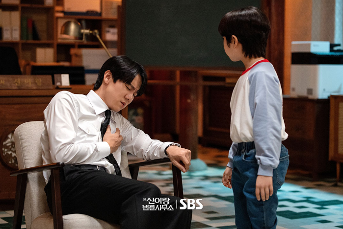 Shin I Rang do Yoo Yeon-seok thủ vai là một luật sư giàu nhiệt huyết và có trái tim nhân hậu. Tuy nhiên, sự nghiệp của anh liên tục gặp trắc trở, thậm chí không thể tìm được một công ty luật để nhận mình vào phỏng vấn. Mọi chuyện thay đổi khi anh thuê một văn phòng từng là cửa hàng của một pháp sư và bắt đầu thu hút những khách hàng đặc biệt: các hồn ma. Đôi khi, Shin I Rang còn bị những linh hồn mà mình đại diện nhập vào cơ thể, qua đó mượn lòng can đảm của họ để giành chiến thắng trong các vụ kiện thay cho người đã khuất. Điều này khiến nữ luật sư đối thủ sắc sảo của anh, do Esom thủ vai, không khỏi kinh ngạc.&nbsp;