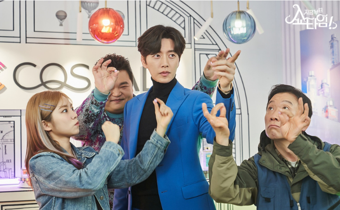 Cha Cha Woong do Park Hae-jin thủ vai là một ảo thuật gia nổi tiếng nhưng khá kiêu ngạo. Những màn trình diễn ngoạn mục của anh che giấu một bí mật đặc biệt: Cha Cha Woong sử dụng một nhóm hồn ma làm trợ lý. Khi gặp Go Seul Hae, một nữ cảnh sát nhiệt huyết do Jin Ki-joo thủ vai, anh bị cô phát hiện bí mật về năng lực siêu nhiên. Sau đó, cả hai bắt đầu hợp tác phá án với sự trợ giúp của nhóm trợ lý đặc biệt này.