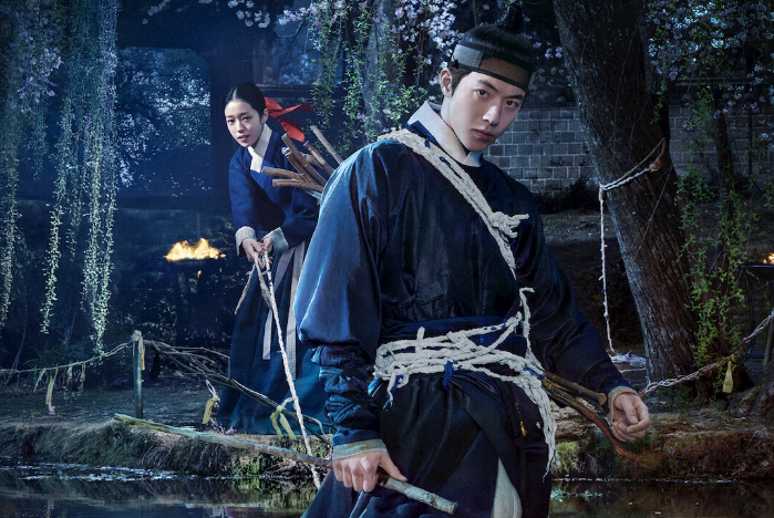 Gu Cheon do Nam Joo-hyuk thủ vai là một người săn diệt linh hồn, có khả năng di chuyển giữa thế giới con người và cõi ma quỷ. Trong khi đó, Saeng Gang do Roh Yoon Seo đảm nhận là một cung nữ có thể nghe thấy tiếng nói của người chết từ khi còn nhỏ. Khi nhà vua triệu tập cả hai để điều tra một lời nguyền bí ẩn đang ám ảnh Đông Cung, cặp đôi bất đắc dĩ bị cuốn vào thế giới nguy hiểm của những linh hồn không thể siêu thoát, bí mật hoàng gia và lời nguyền đe dọa đến cả hoàng tộc.&nbsp;