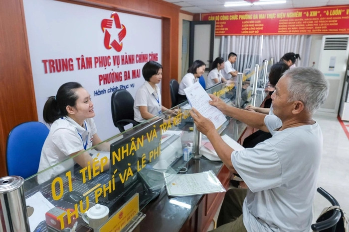 Cán bộ tại phường Đa Mai (Bắc Ninh) hỗ trợ người dân làm thủ tục hành chính - Ảnh: HÀ QUÂN&nbsp;