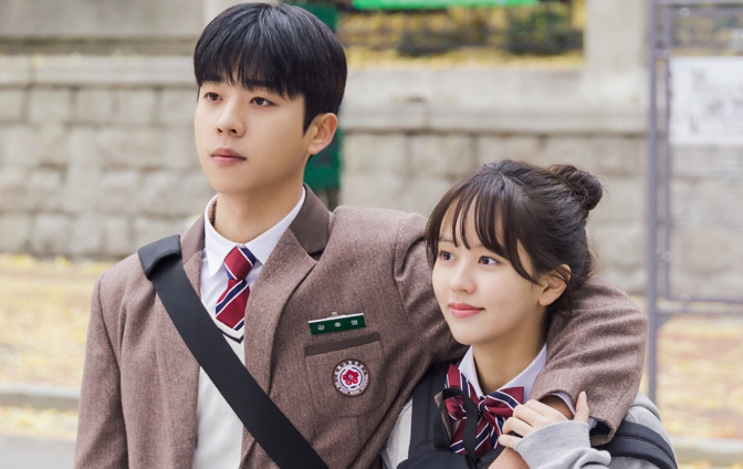Serendipity's Embrace kể về cuộc gặp gỡ giữa Lee Hong Joo (Kim So Hyun) và Kang Hoo Young (Chae Jong Hyeop), hai người từng biết nhau từ thời trung học nhưng đã bỏ lỡ tình cảm dành cho nhau. Mười năm sau, họ bất ngờ gặp lại trong một tình huống trớ trêu. Hong Joo là một nhà sản xuất phim hoạt hình đã mất niềm tin vào tình yêu, trong khi Hoo Young là chuyên viên tài chính thành đạt nhưng sống khá lý trí. Cuộc tái ngộ khiến những ký ức tuổi học trò trở lại. Từ đó, cả hai có cơ hội chữa lành những tổn thương trong quá khứ và viết tiếp câu chuyện tình còn dang dở.