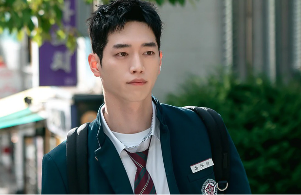 Undercover High School mang đến màu sắc khác biệt khi kết hợp chuyện tình cảm học đường với hành động, gián điệp và hài hước. Jeong Hae Seong (Seo Kang Joon) là đặc vụ NIS phải cải trang thành học sinh để thực hiện nhiệm vụ truy tìm kho báu hoàng gia bị thất lạc. Tại trường học, anh gặp giáo viên Oh Su A (Jin Ki Joo) và dần vướng vào những mối quan hệ phức tạp. Bên cạnh những nhiệm vụ nguy hiểm, bộ phim tạo nên nhiều tình huống hài hước khi một đặc vụ trưởng thành phải thích nghi với cuộc sống học sinh. Yếu tố tình cảm giúp câu chuyện trở nên nhẹ nhàng hơn giữa những màn điều tra và hành động.