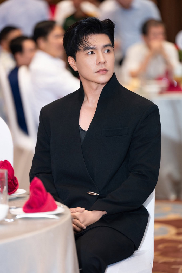 Sau thành công của Mưa đỏ, Steven Nguyễn trở thành gương mặt được nhiều dự án điện ảnh chú ý, với tổng doanh thu các phim đã phát hành vượt 718 tỷ đồng. Ảnh: FBNV.